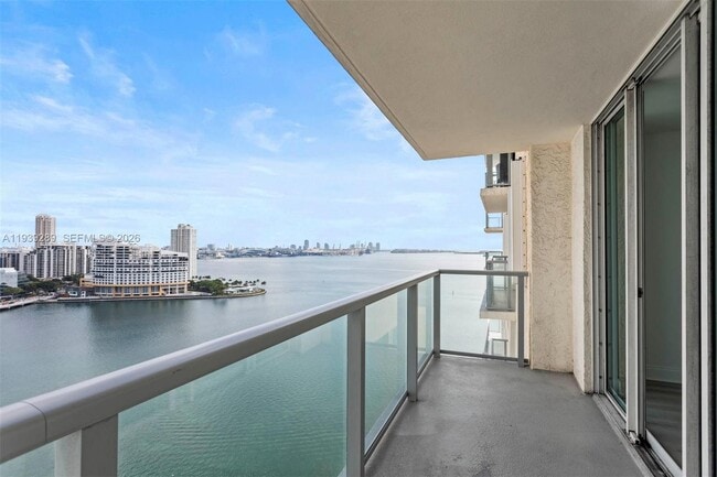 Building Photo - 1155 Brickell Bay Dr