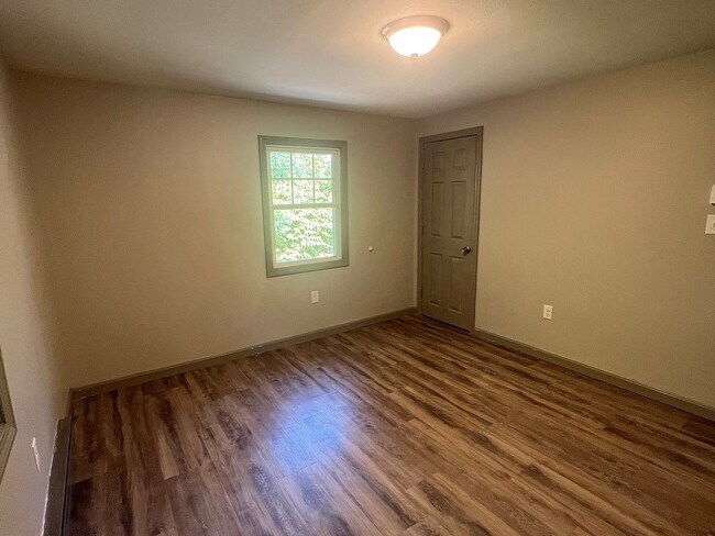 Building Photo - 72 Oak St