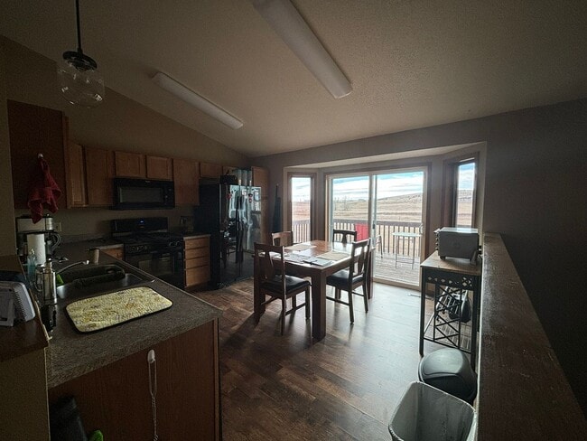 Building Photo - 3 BEDROOM | 2 BATH | GARAGE | SOUTH