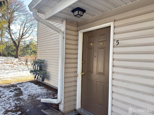 Building Photo - 5 Edinburgh Ct