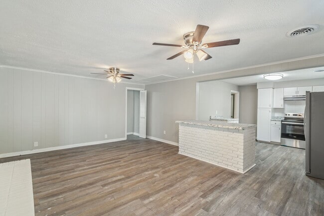 Building Photo - 3040 Woodbine Ave
