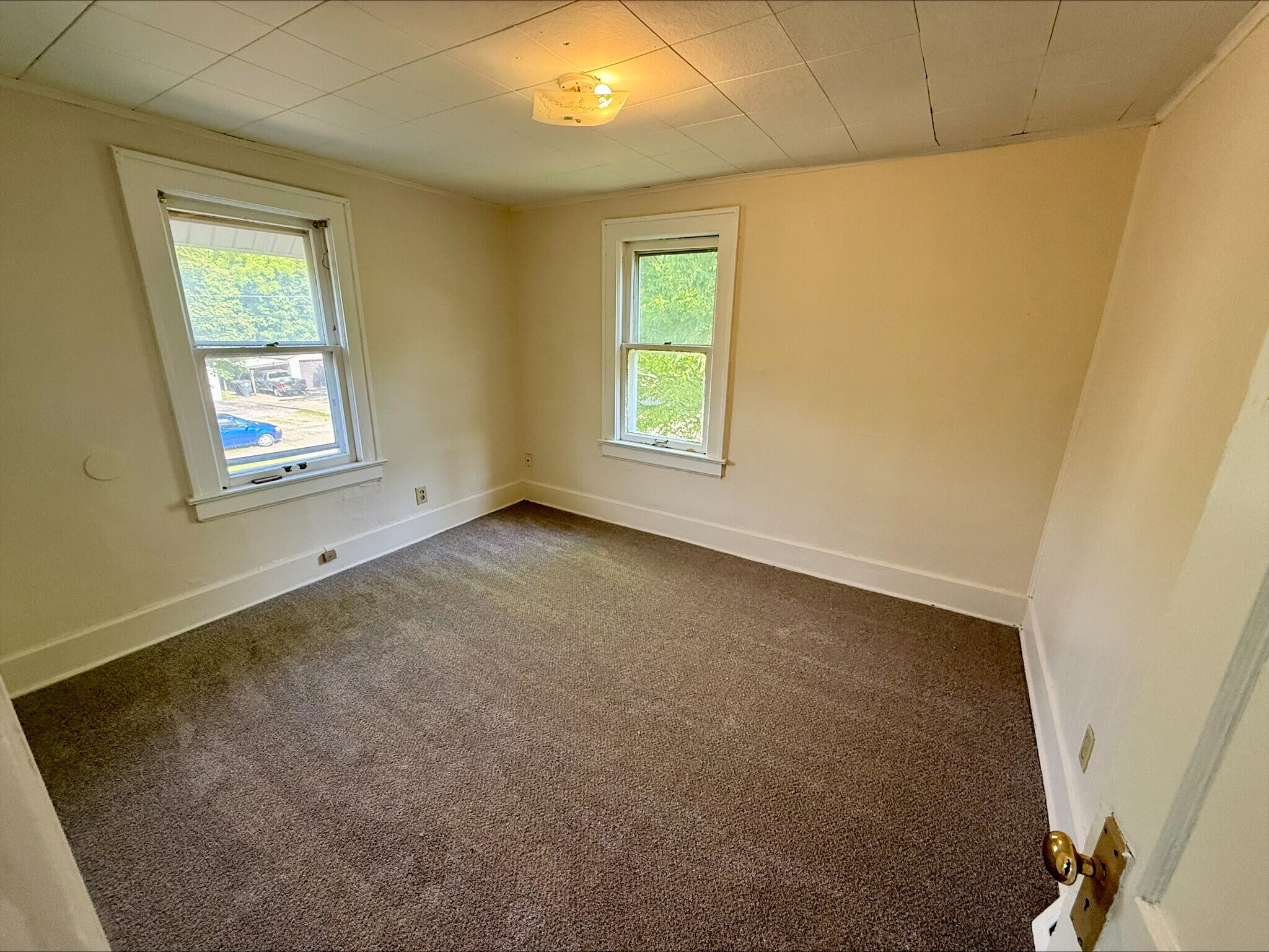 Building Photo - 1215 Pondview Ave