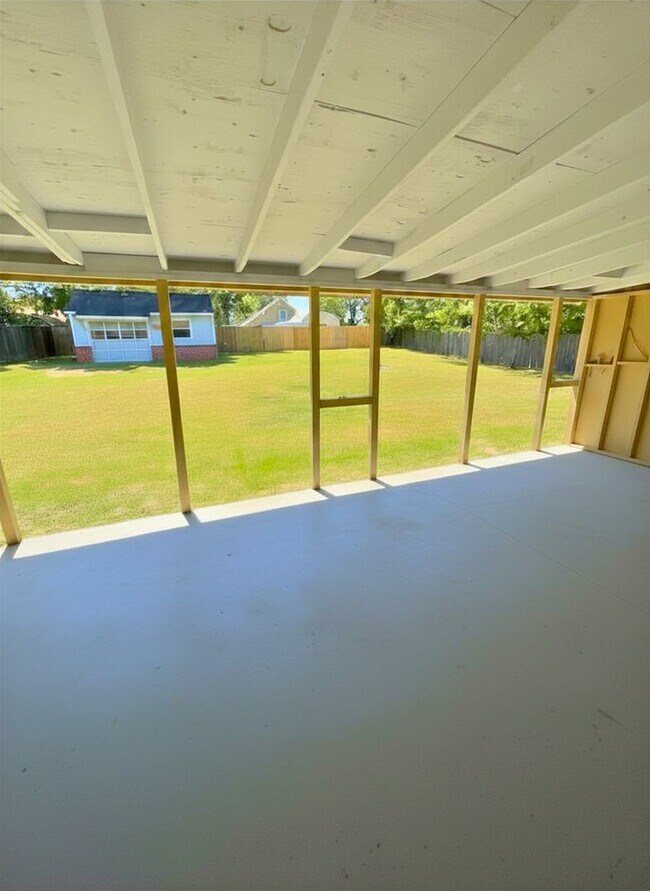 Building Photo - AVAILABLE NOW!!!