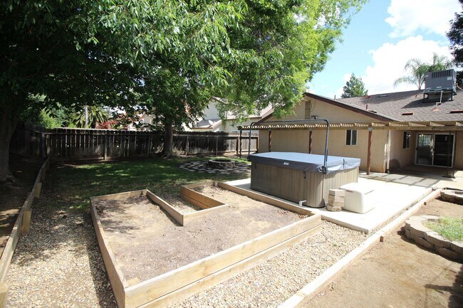 Building Photo - Cute NE Fresno Home near SHopping, Schools and Resturants
