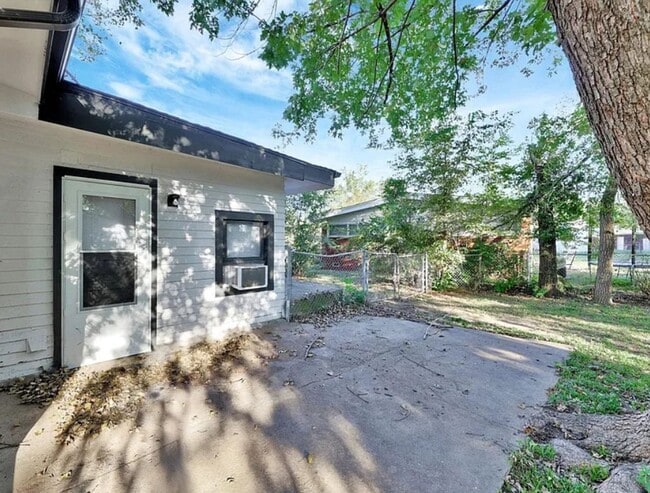 Building Photo - 6020 N East Park View St