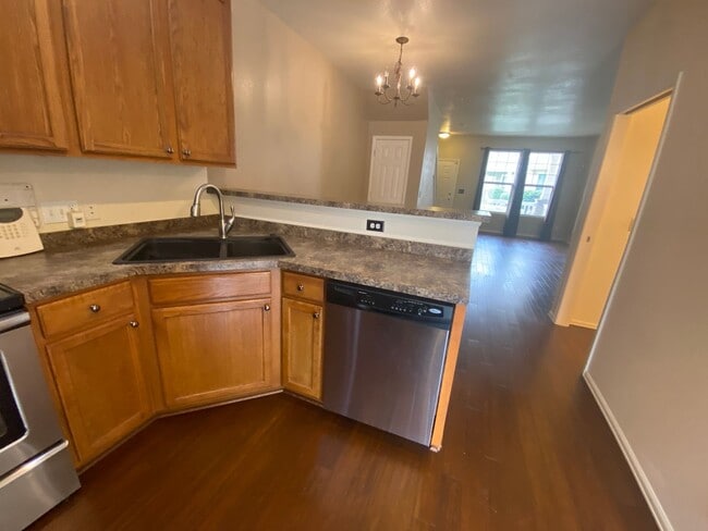 Building Photo - Beautiful 2 Bedroom 2 1/2 Bath Townhome in...
