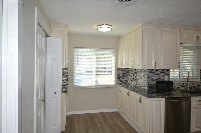 Building Photo - 746 Barbara St