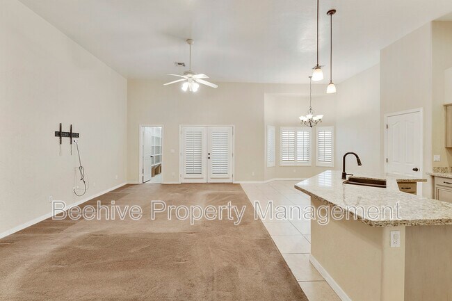 Building Photo - 1861 N Oracle Cir