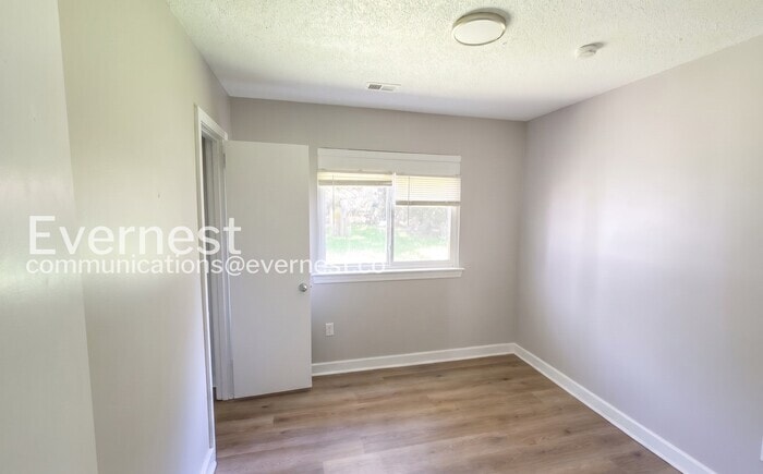 Building Photo - 907 Garywood Pl