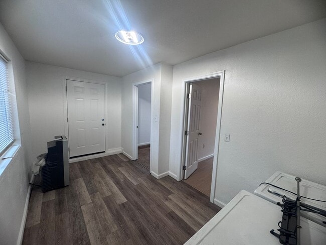 Building Photo - New Flooring & Paint!