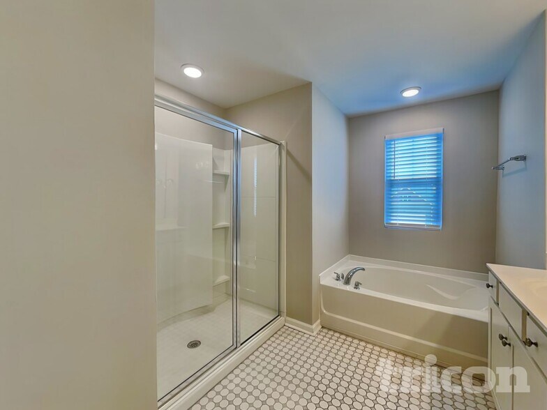 Building Photo - 832 Foxdale Dr