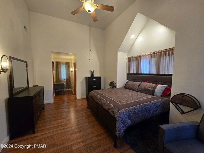 Building Photo - Beautiful townhouse across from Shawnee Mountain Ski Area