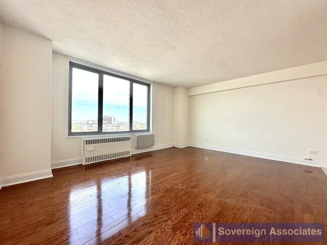 Building Photo - 3333 Broadway
