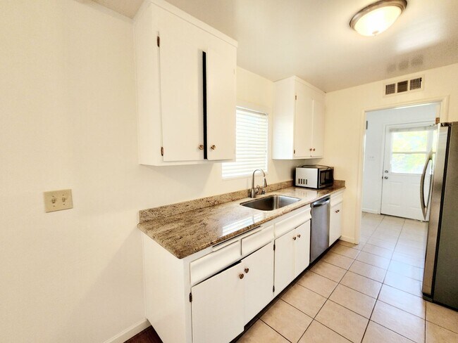 Building Photo - 3 bedroom home in San Mateo