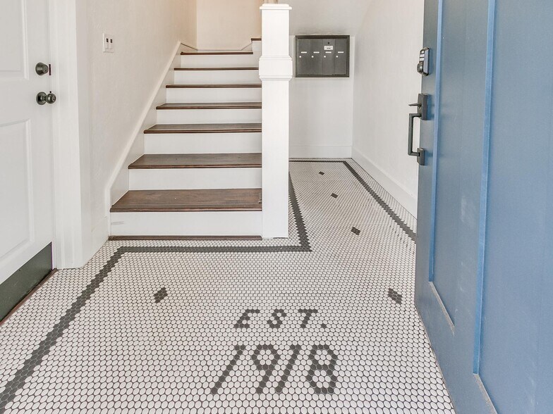 Building Photo - 2409 N Robinson Ave