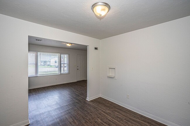 Building Photo - Updated 3 Bed - 1 Bath in Bethany!