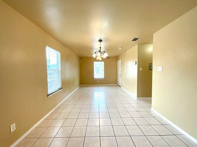 Building Photo - **MOVE IN SPECIAL** Convenient & Low-Maintenance Living Near St. Mary’s University!