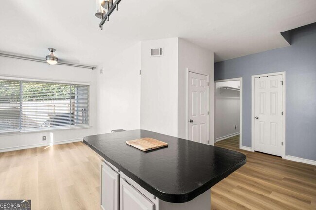 Building Photo - 529 Eastland Dr