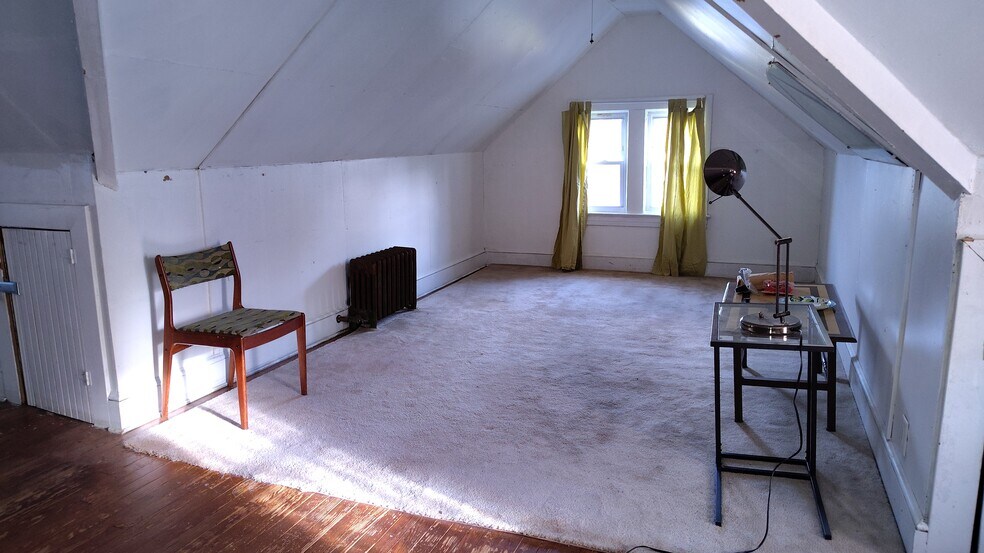 ATTIC ROOM 3RD BEDROOM, PLAYROOM OR OFFICE - 4 Edmarth Pl