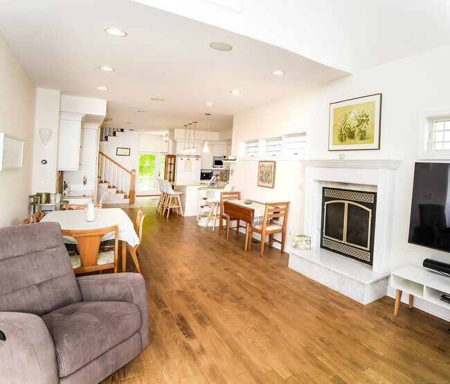 Building Photo - 12 Westover Ln