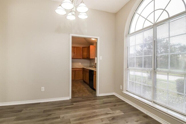 Building Photo - 2310 Summit Dr