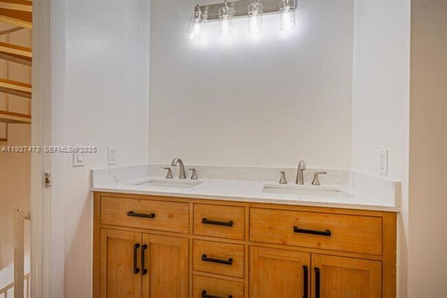 Building Photo - 3028 Center St