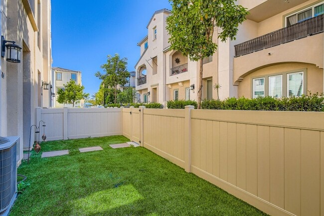 Building Photo - Stylish Three-Story Townhome with Private Courtyard & Pool Access