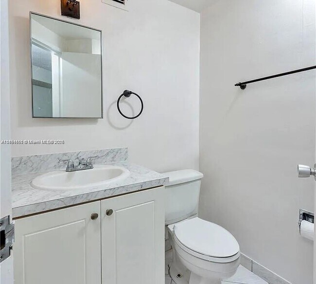 Building Photo - 905 Brickell Bay Dr