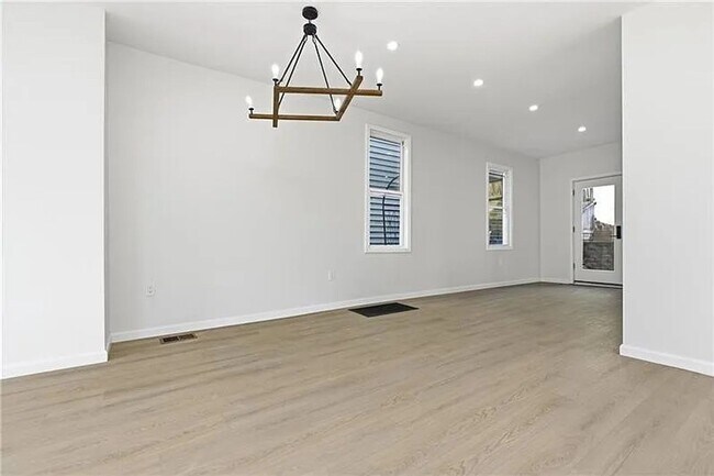 Building Photo - 4 bed 2.5 bath - stunning home, great location, must see.