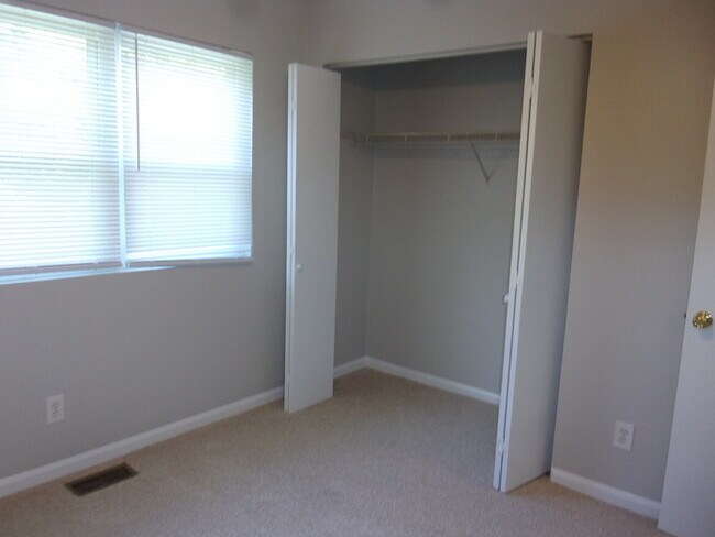 Building Photo - 2 Bedroom 1 1/2 Bath Townhome - Recently Updated and Freshly Painted