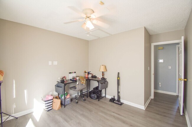 Building Photo - 3 Bedroom 2 Bathroom- Pets Considered