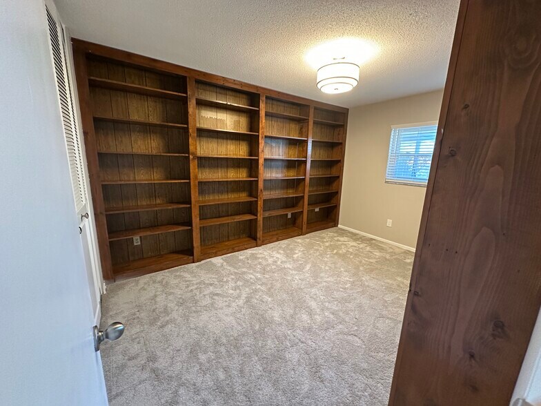 Building Photo - 6524 Voltaire Dr