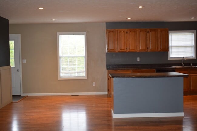 Building Photo - Beautiful 3 Bedroom, 2 Bathroom Home On Mi...