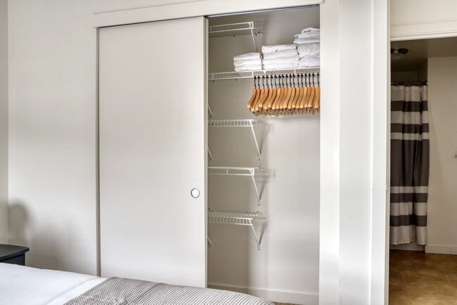 Building Photo - 10349 NE 10th St