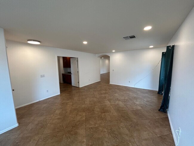 Building Photo - 3126 W Zachary Dr