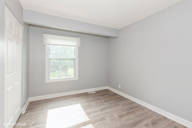 Building Photo - 2242 Country Club Dr