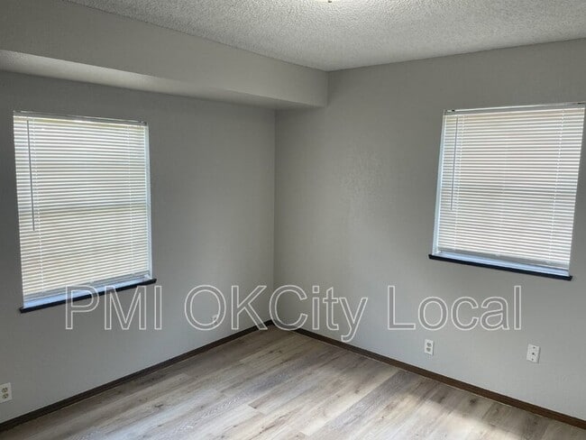 Building Photo - 2325 N Redmond Ave