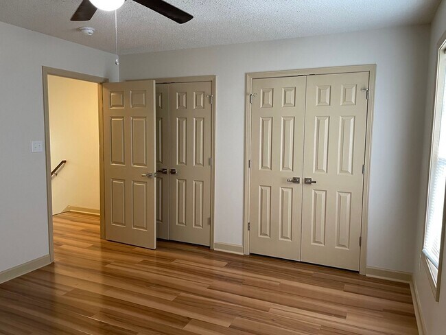 Building Photo - 1300
