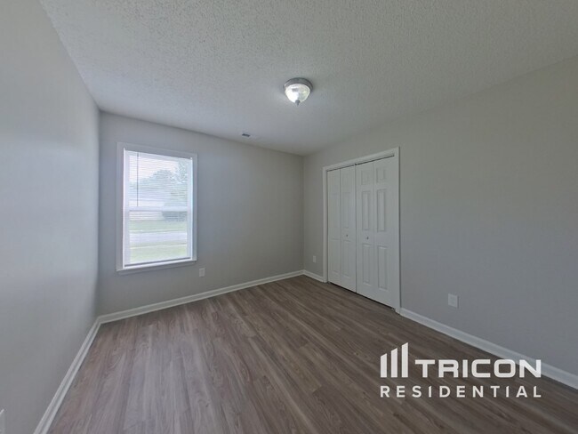 Building Photo - 2612 Fairstone Ave