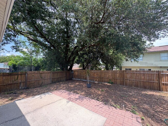 Building Photo - Freshly Updated Home for Lease – Move-In R...