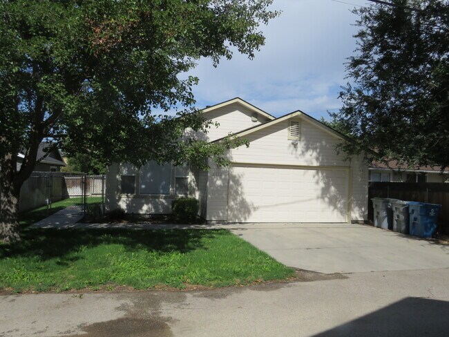 Primary Photo - 2112 S Longmont Ave