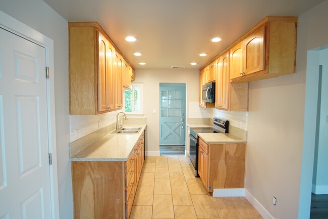 Building Photo - 1650 Archer Dr