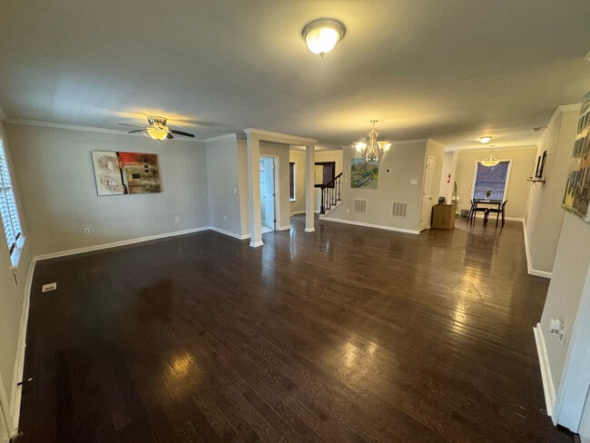 Building Photo - 2483 Memorial Dr SE