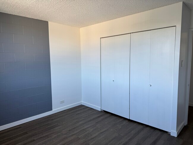 Building Photo - Likini West