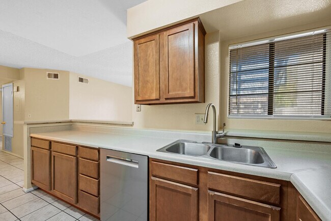 Building Photo - 533 W Guadalupe Rd