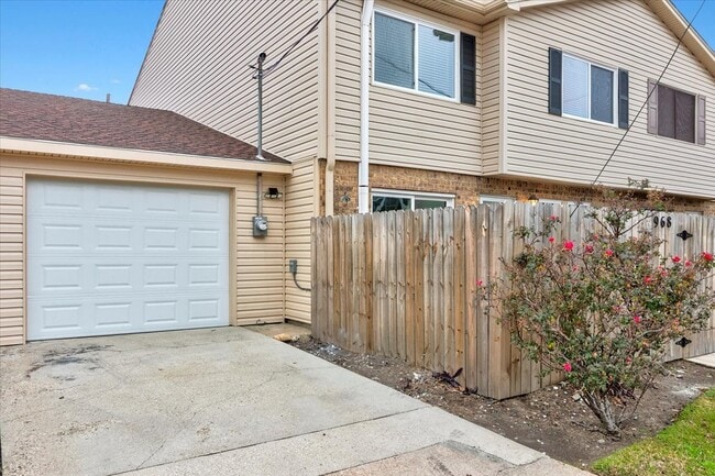 Building Photo - 968 Park Meadow Dr