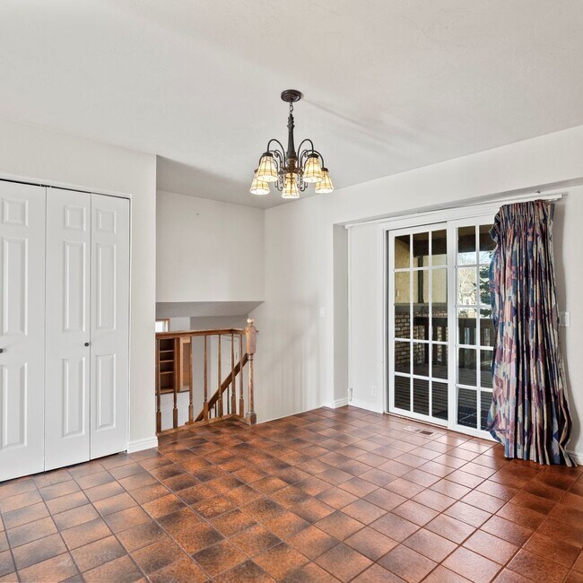 Building Photo - Large Murray 4 Bedroom Home