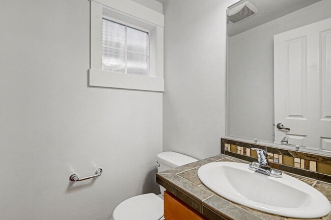 Building Photo - Move in ready refreshed 3 bed 2.5 bath town home