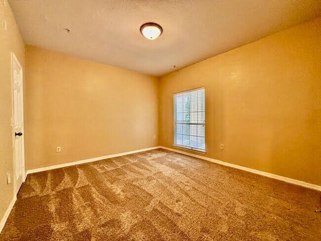 Building Photo - Awesome 3/2 Condo w/ a garage Gate Parkway...