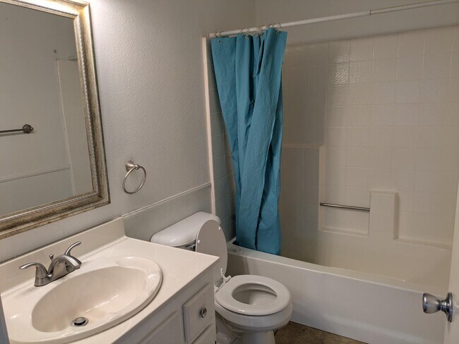 Building Photo - 8730 Sandhill Dr